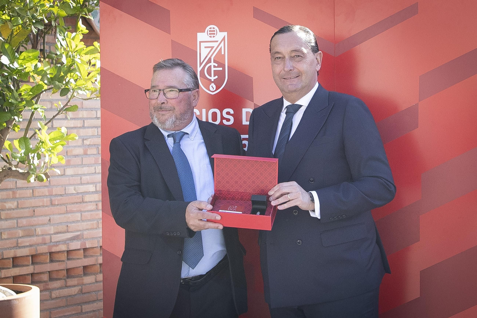 La entrega de insignias del Granada a sus abonados, en imágenes