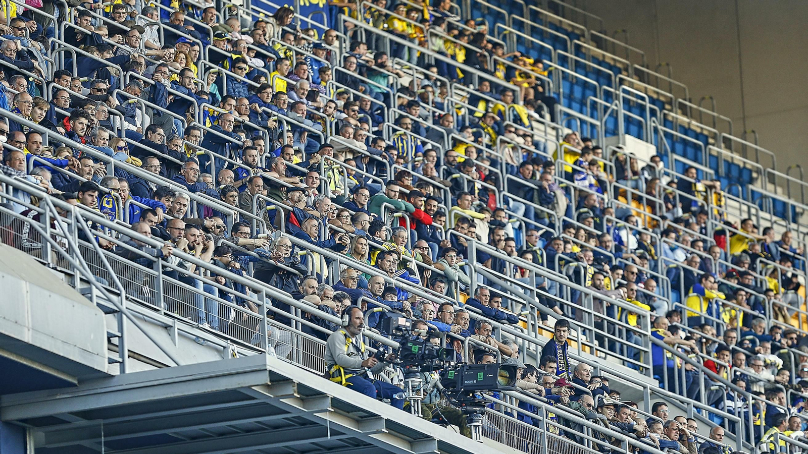 Aficionados en la grada alta de Tribuna en el partido contra el Lugo.