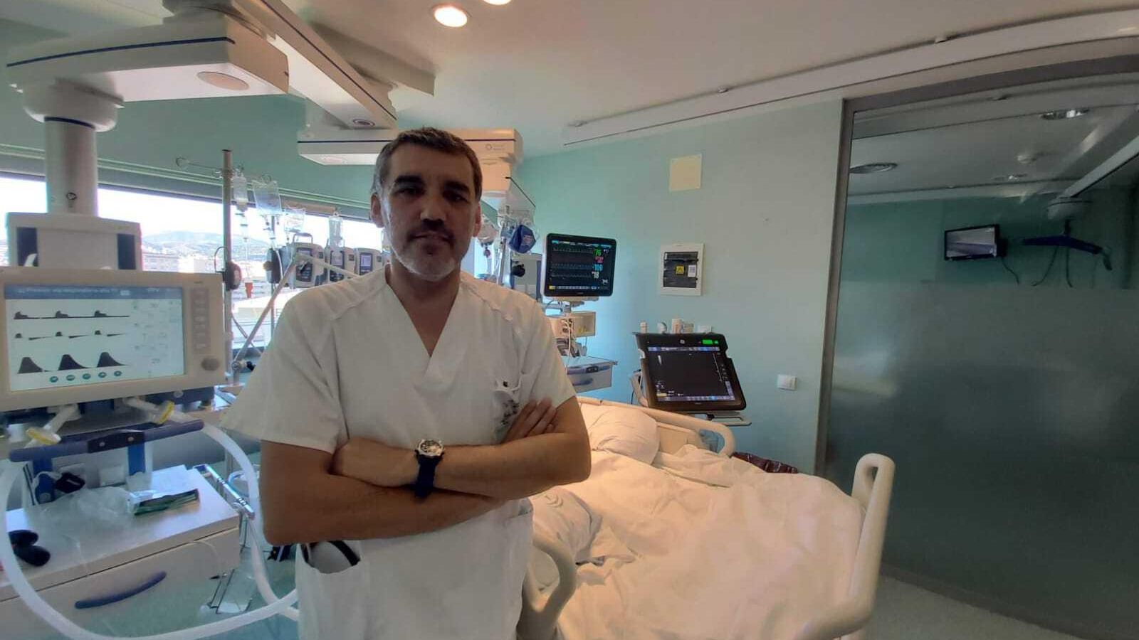 El doctor Colmenero, en uno de los puestos UCI del hospital del PTS