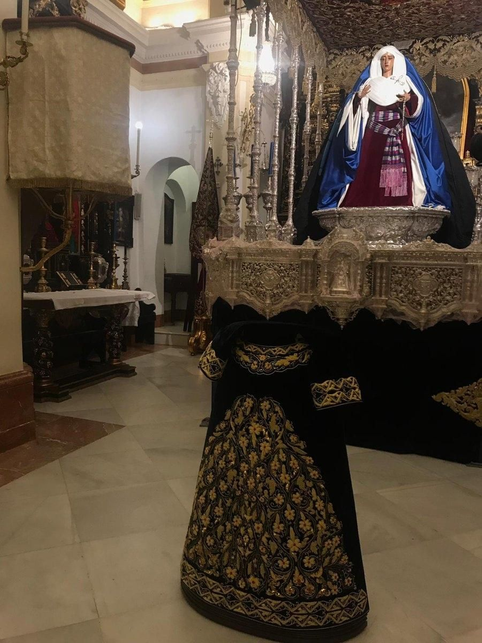 La saya de Morante presentada delante de la Virgen de la Caridad