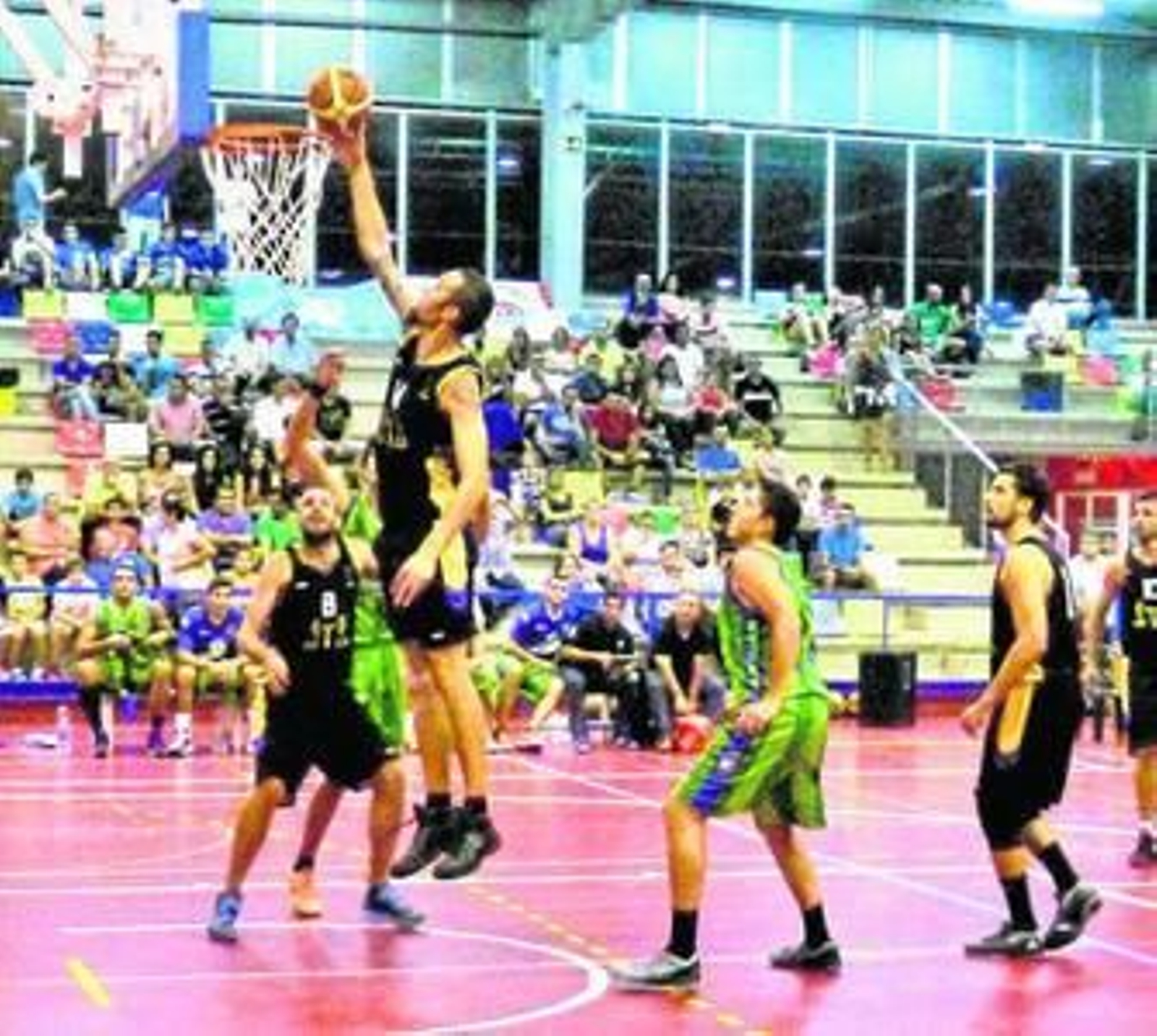 Romero se dispone a anotar en presencia de Hitos, en el Trofeo Diputación.