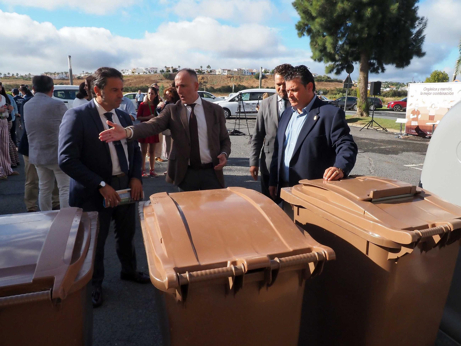 Algunos de los asistentes observan los nuevos contenedores marrones