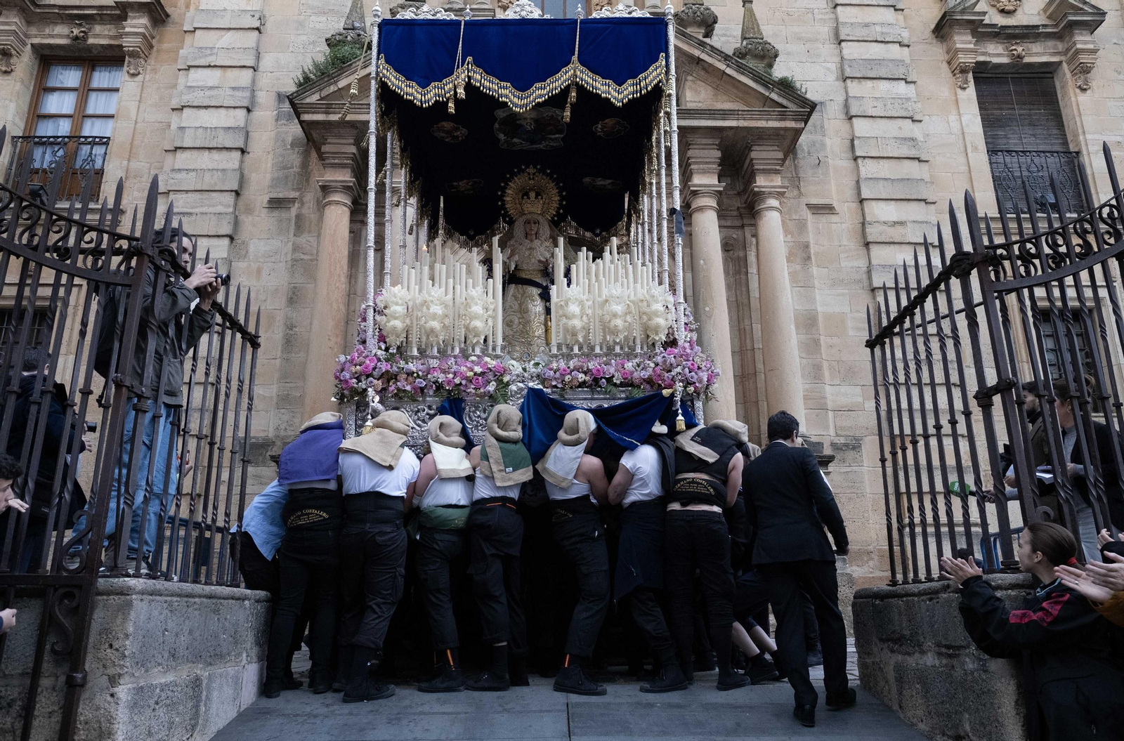 Salida del paso de María Santísima Consuelo de las Tristezas.