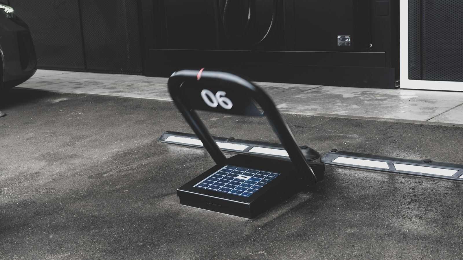 Existe la posibilidad de reservar los puntos de carga mediante una aplicación específica de Audi, así como cargar sin más necesidad que la conexión a la infraestructura.