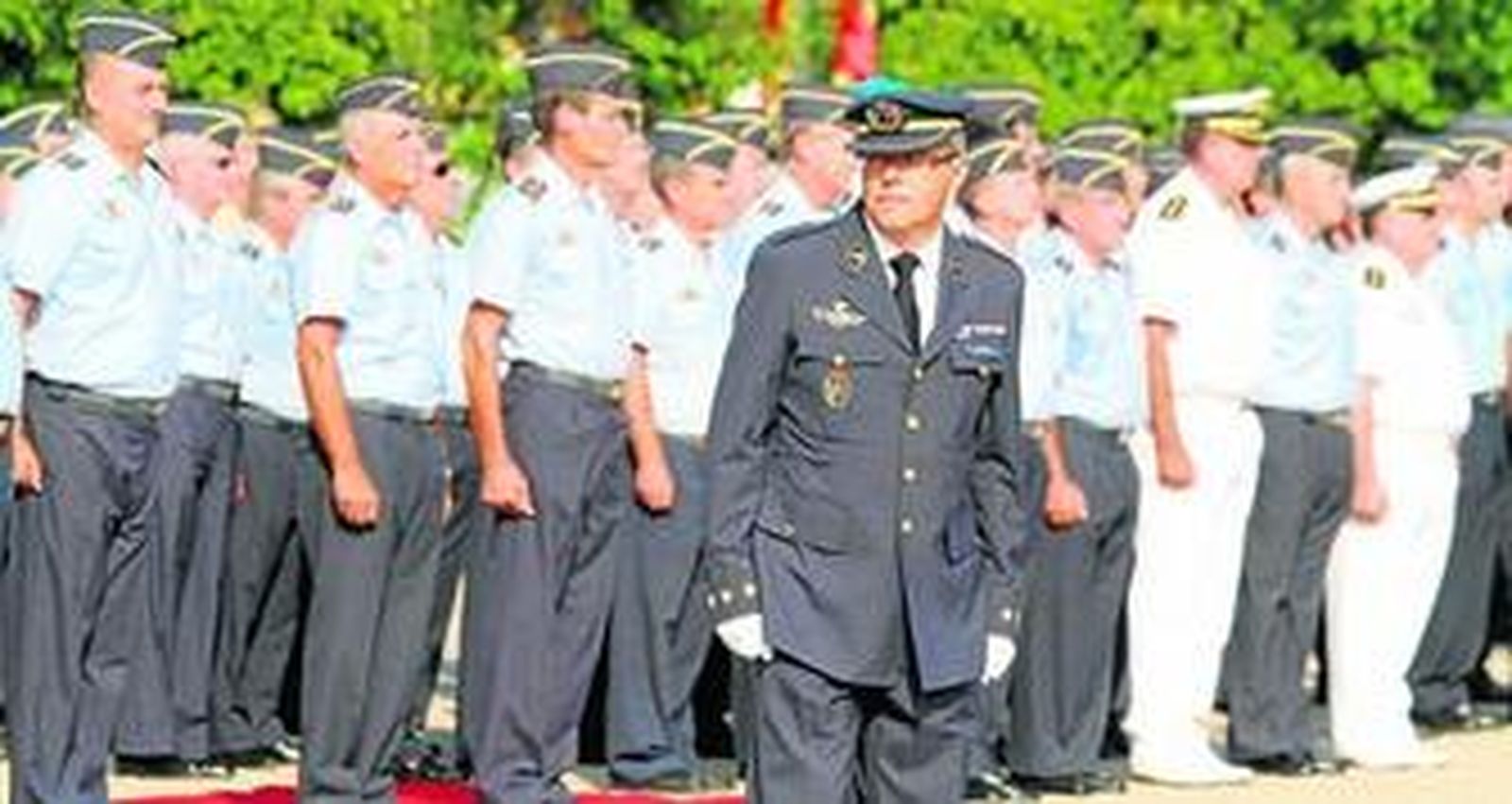 El nuevo jefe de la Maestranza Aérea de Sevilla, el coronel Ángel Villalba, delante de una de sus unidades.