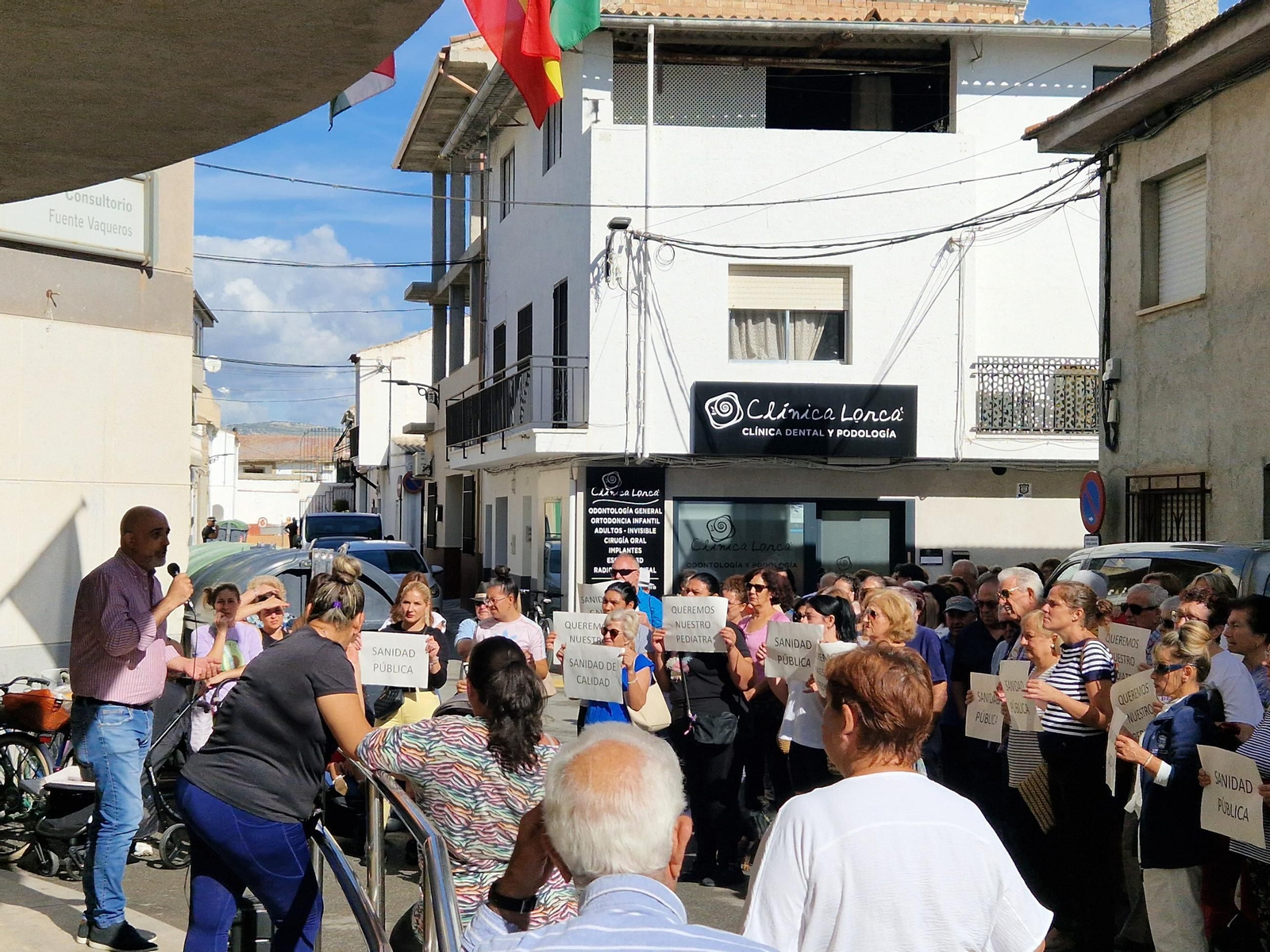 José Manuel Molino encabeza la protesta en el centro de salud de Fuente Vaqueros José Manuel Molino encabeza la protesta en el centro de salud de Fuente Vaqueros