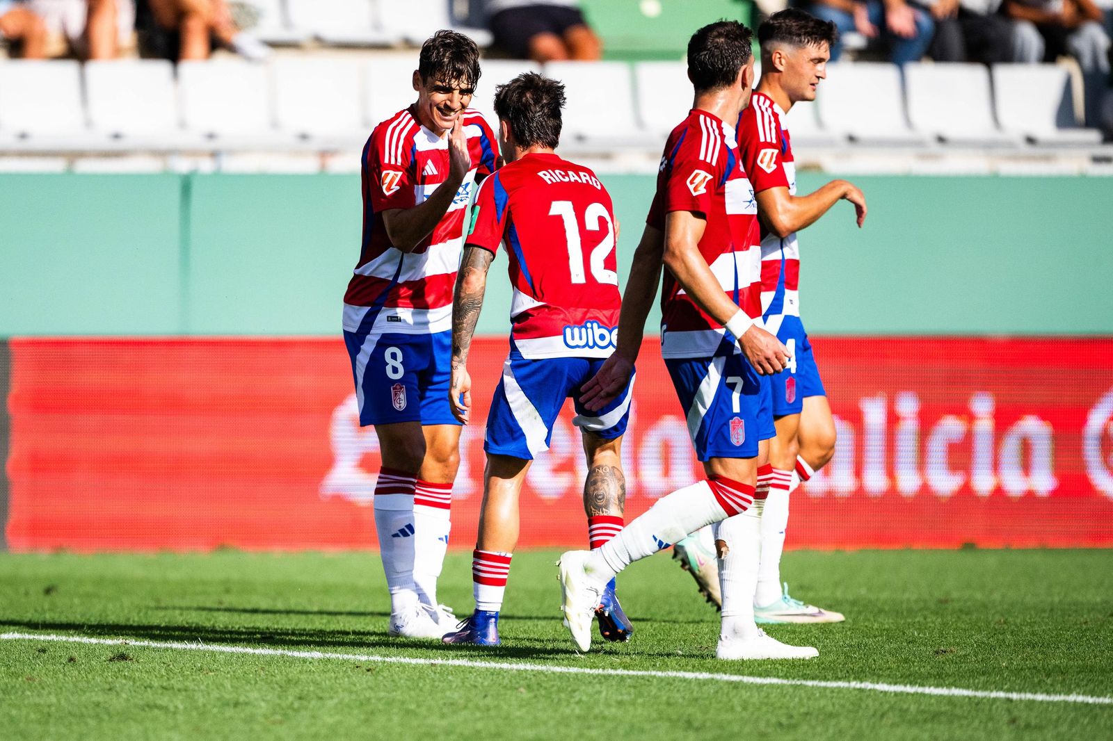 Gonzalo Villar saluda a Ricard tras el tanto rojiblanco.