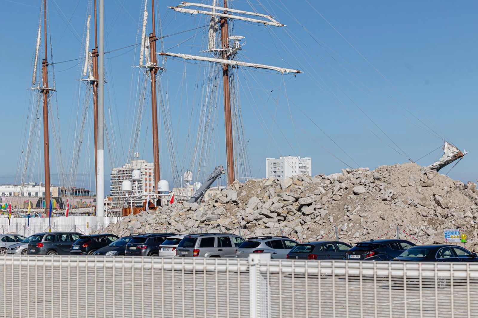 La montaña de escombros que afea la despedida al Juan Sebastián de Elcano.