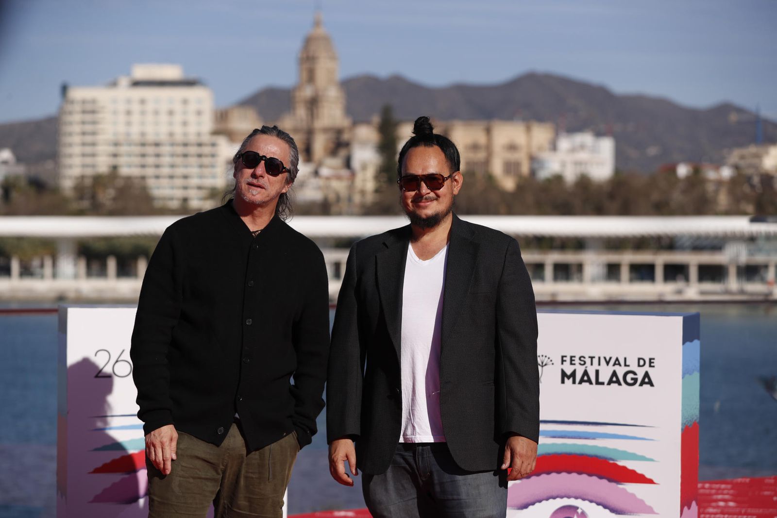 El director de cine José Luis Rugeles (i) y el compositor Pablo Mondragón posan durante la presentación de la cinta "Rebelión".