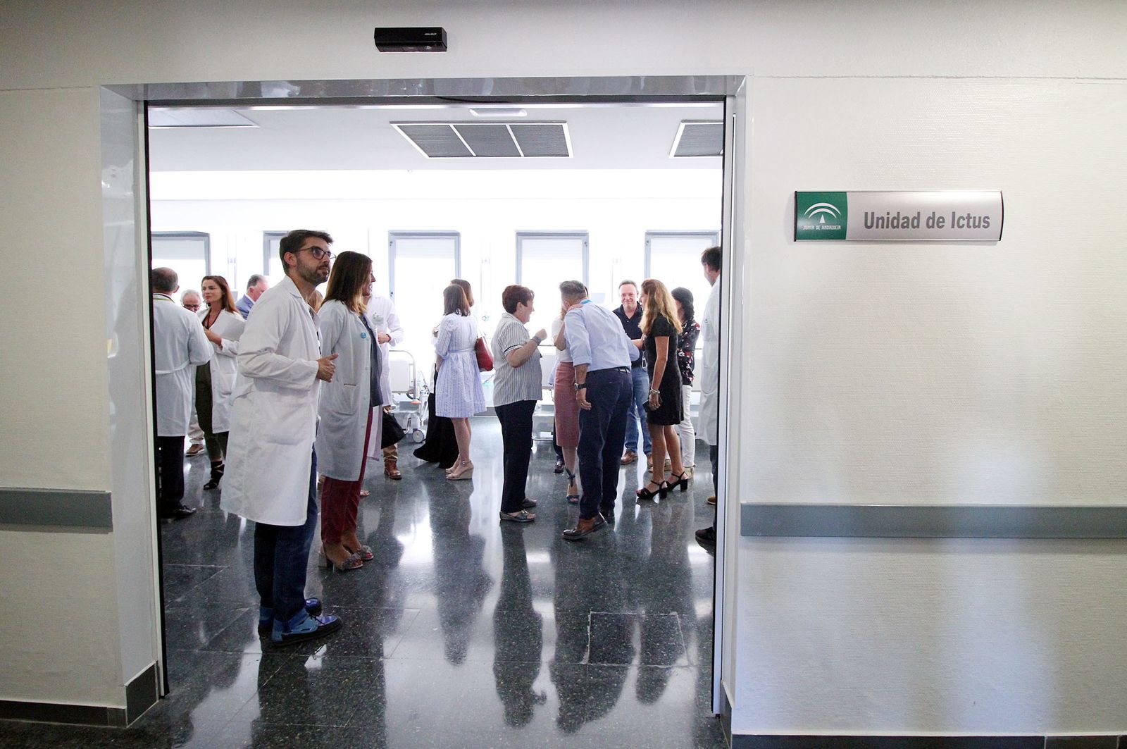 Imágenes de la visita de la consejera de Salud, Marina Álvarez, a la nueva Unidad de Ictus del Hospital Juan Ramón Jiménez