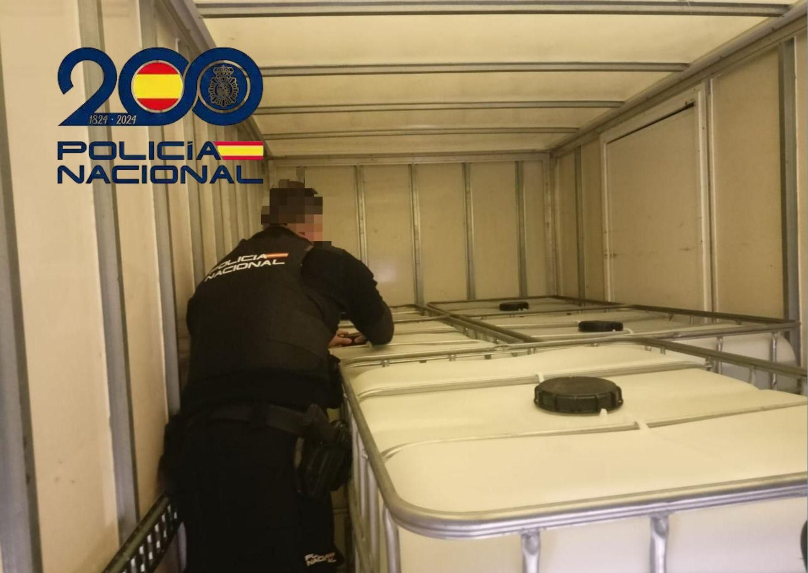 Interior del camión con los cinco contenedores para gasolina. Interior del camión con los cinco contenedores para gasolina.