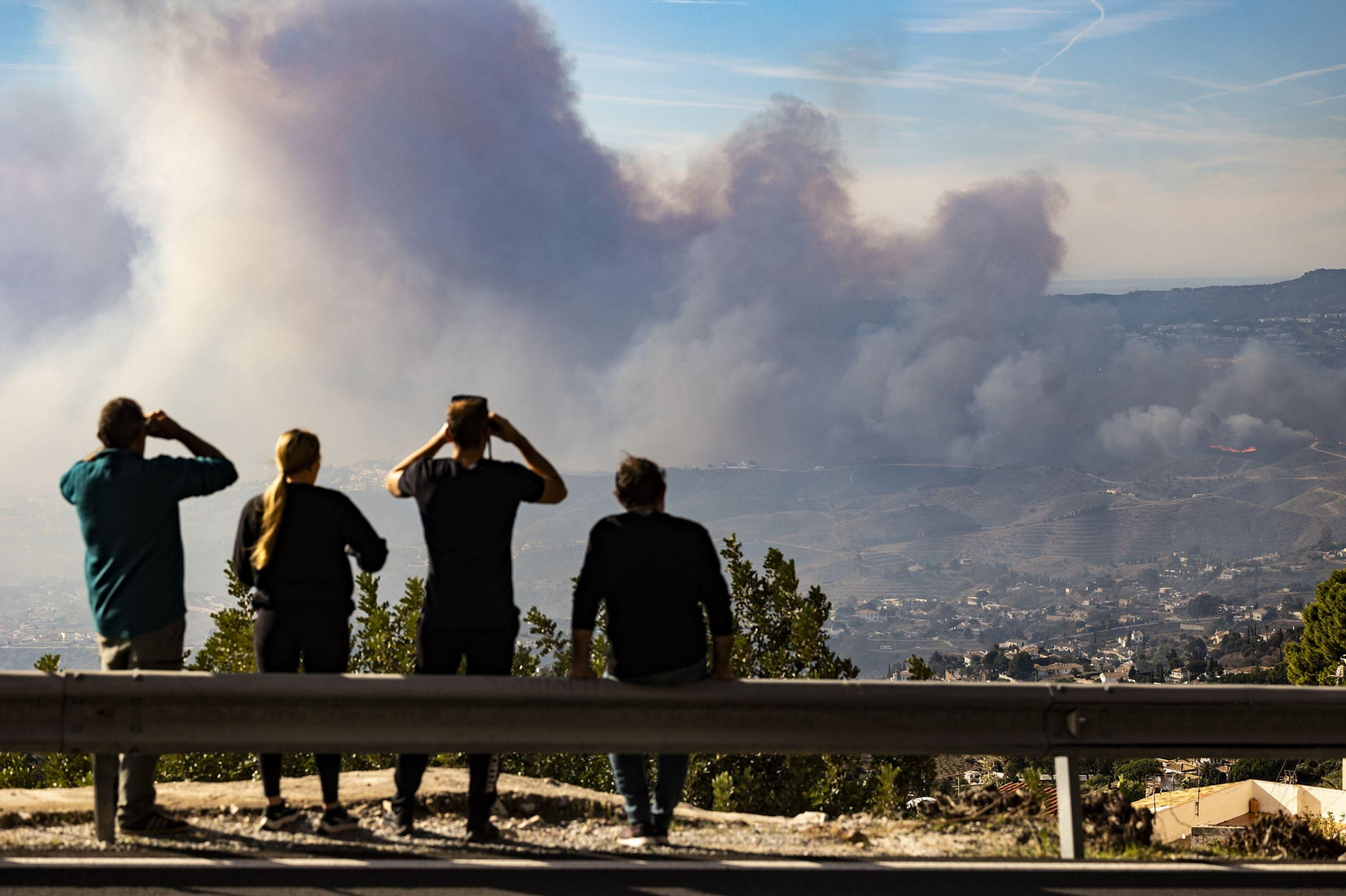 Un grupo de personas graba las llamas del incendio forestal en Mijas Un grupo de personas graba las llamas del incendio forestal en Mijas