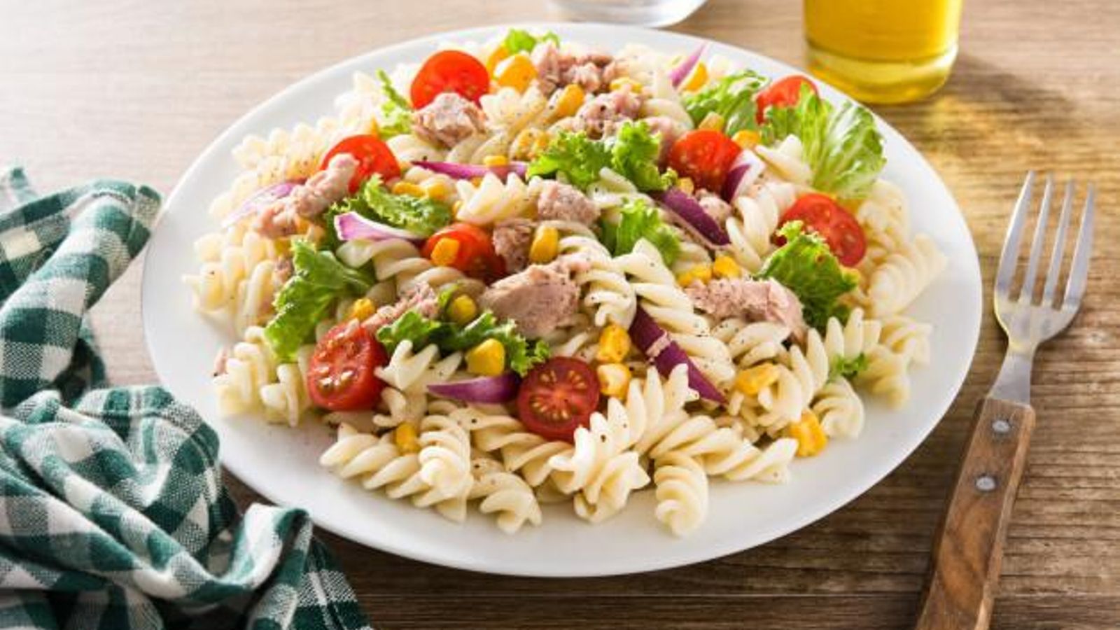 Ensalada de pasta con hummus y atún.