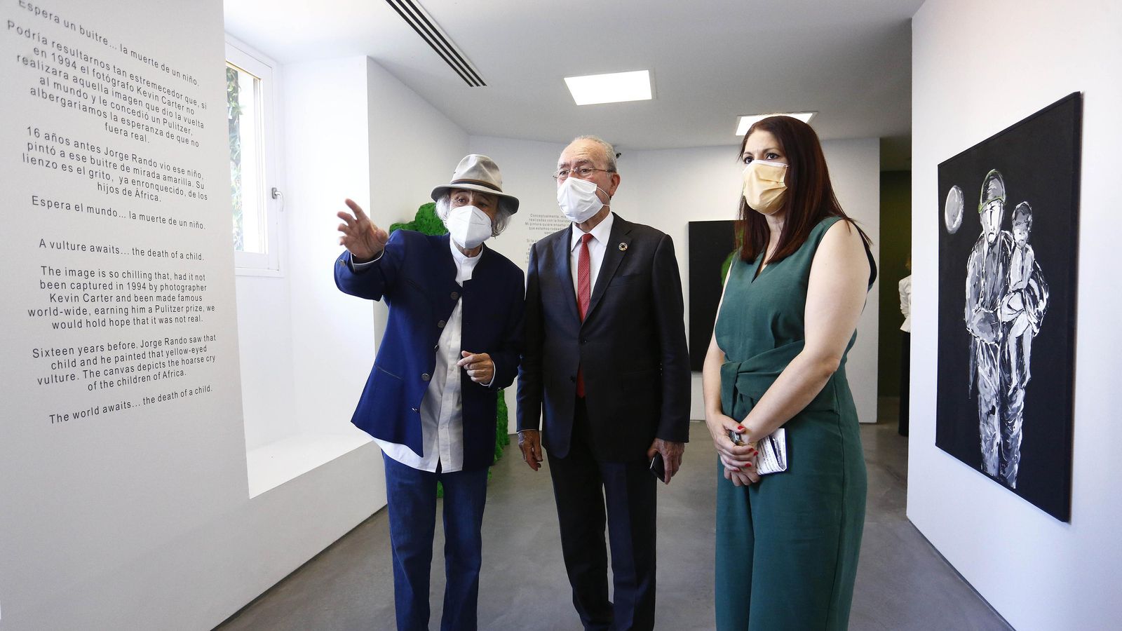 Rando, con el alcalde, Francisco de la Torre, y la concejal Noelia Losada.