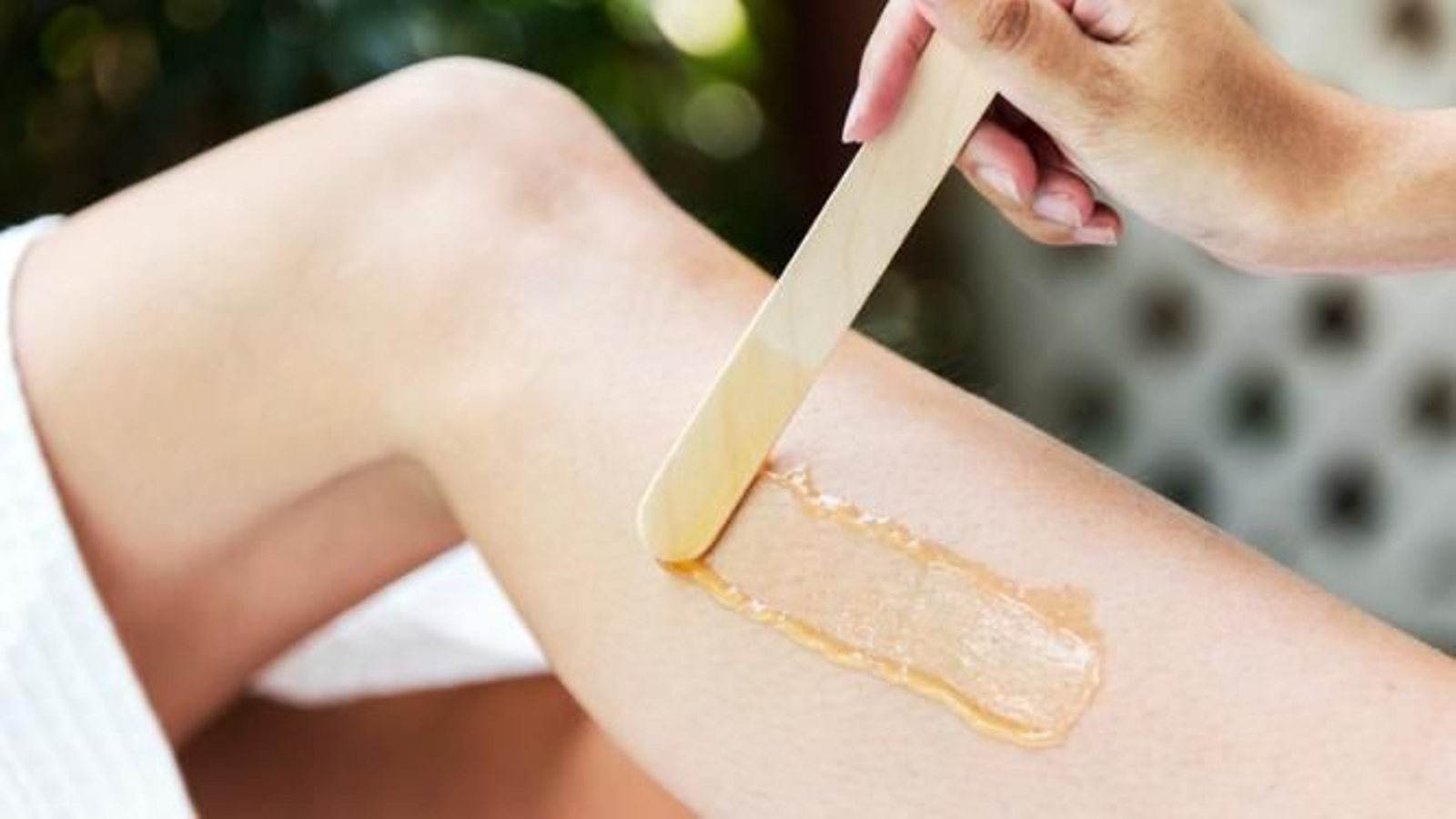 Mujer depilándose las piernas.