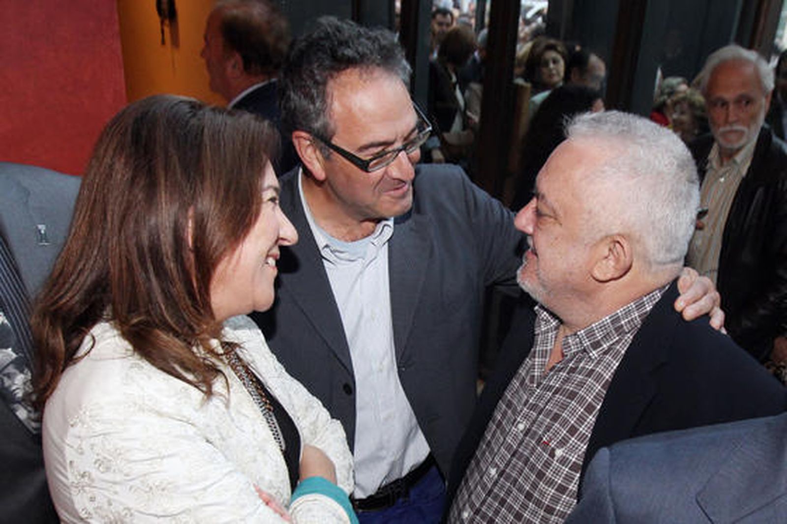 La directora del Villamarta, Isamay Benavente, y el coordinador de Producción del coliseo, Javier  Sabadie, conversan con Imanol Uribe. 

Foto: Miguel Angel Gonzalez