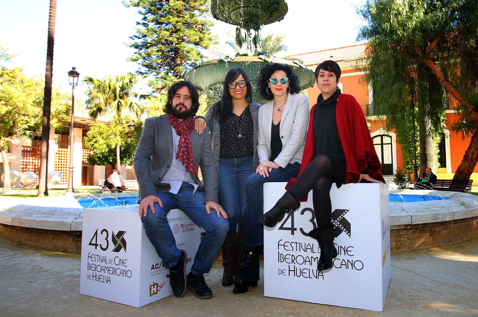 Tradicional posado de los miembros del jurado oficial