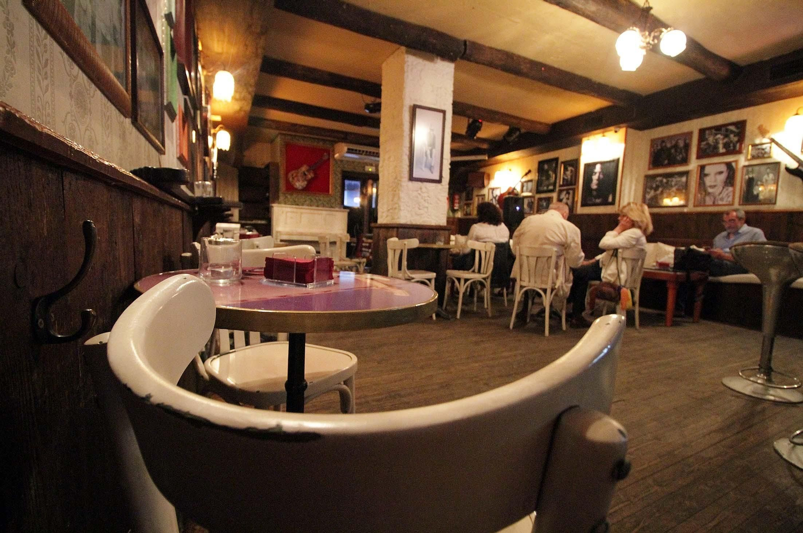 Vista general del salón en el que se concentran las actividades de la Tertulia Dispar-Arte en el Trastero Bar cada lunes por la noche. Un lugar excepcional para la conversación y el debate.