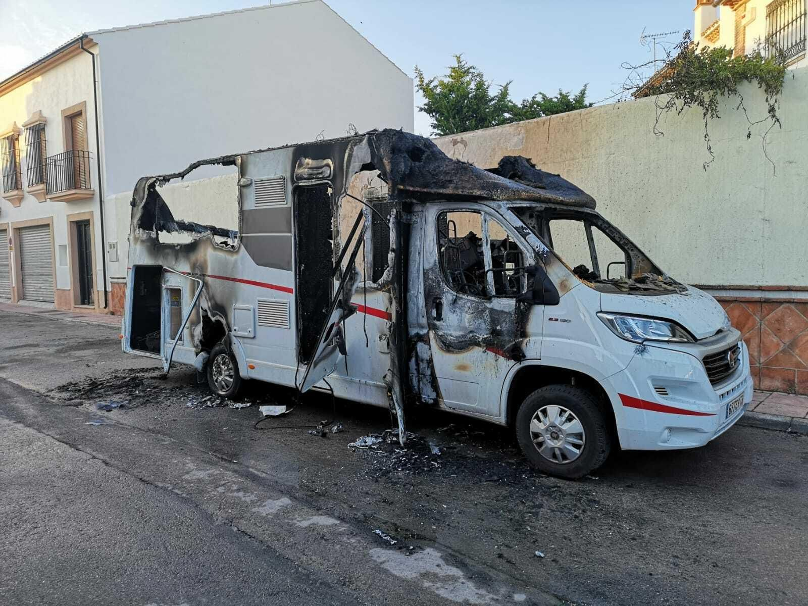 Autocaravana afectada por uno de los incendios