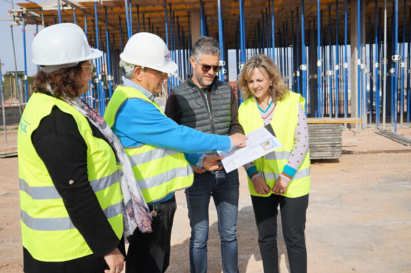 El alcalde, dos concejales y el arquitecto del proyecto, en la visita a las obras