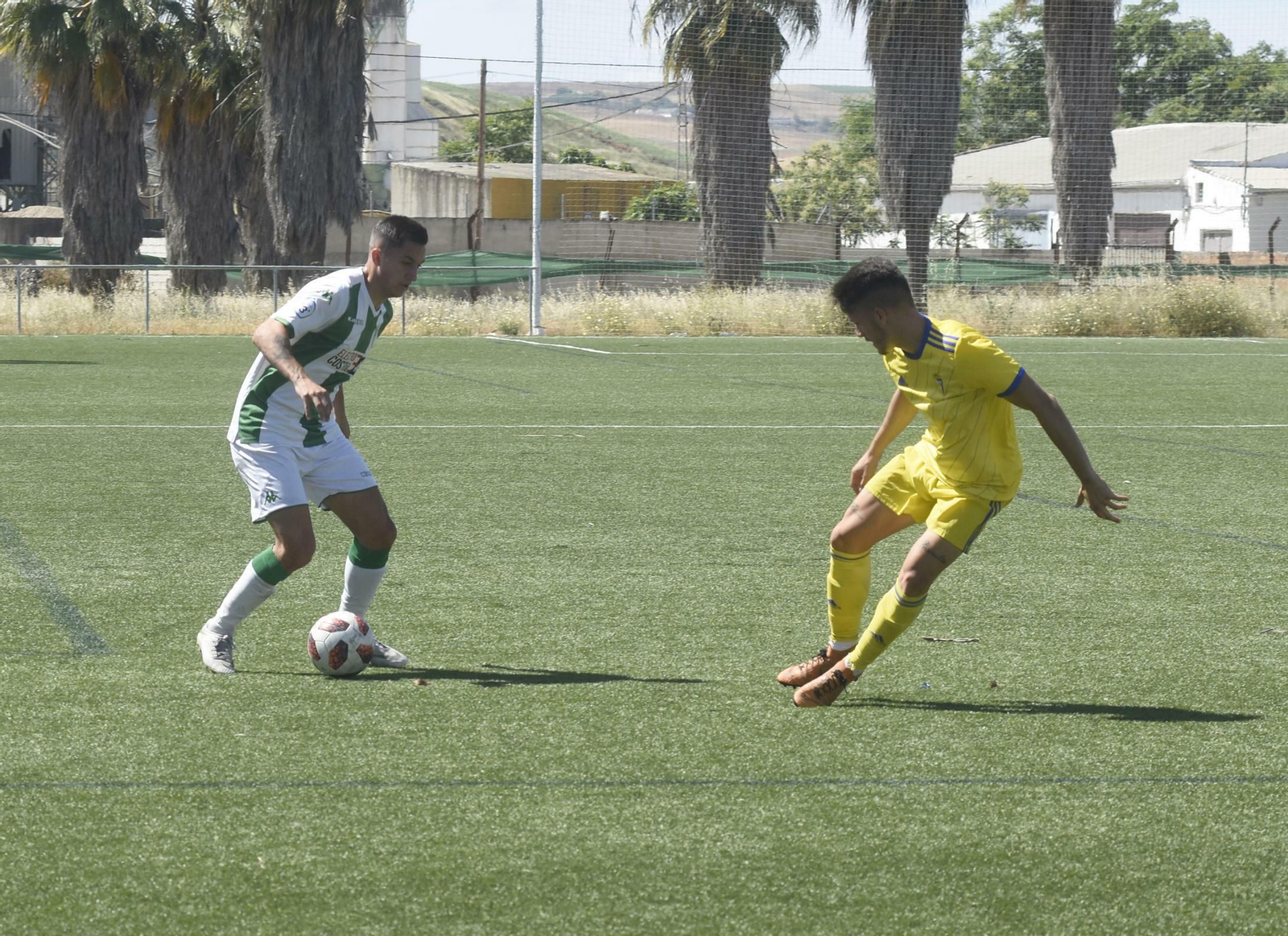 Carracedo encara a un jugador del Cádiz B en el choque en la Ciudad Deportiva.