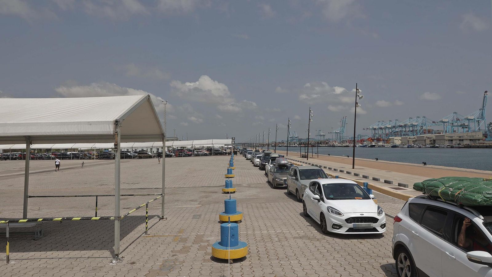 Coches en el circuito del Llano Amarillo, este domingo.