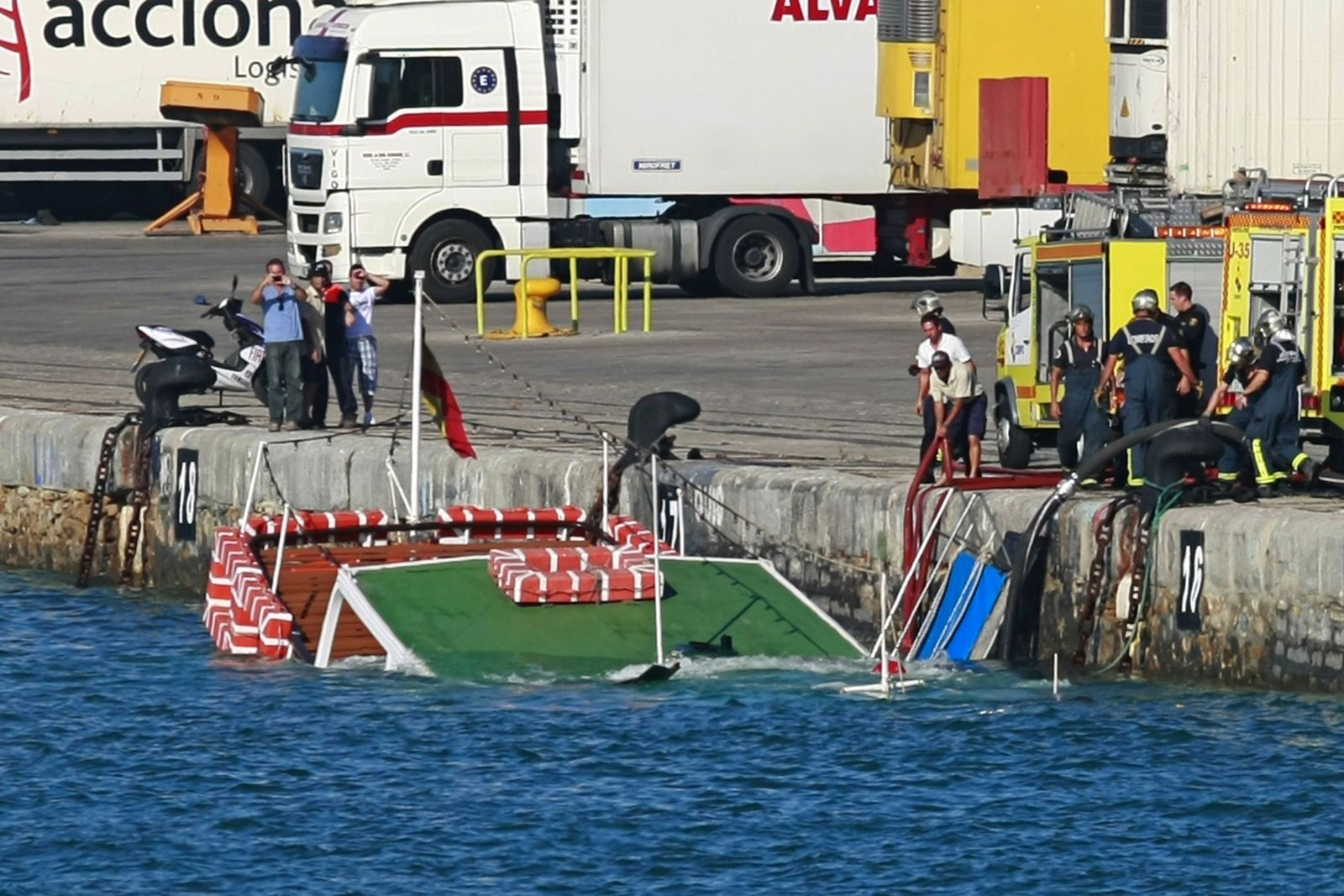 Así fue el espectacular hundimiento del Vaporcito del Puerto en el muelle de Cádiz