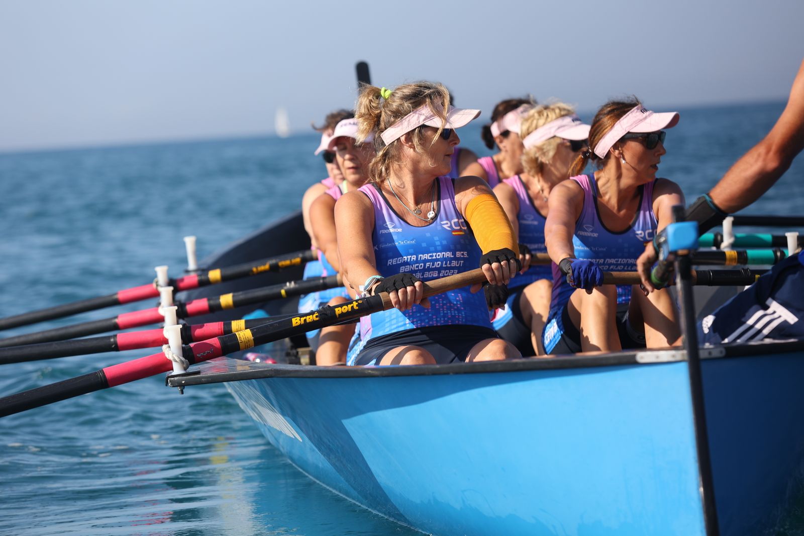 Más de 100 mujeres supervivientes de cáncer participan este sábado en una Regata Nacional en Málaga