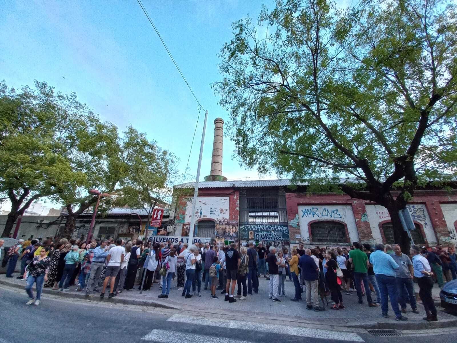 Protesta de los vecinos de Miraflores contra el muro que oculta la Fábrica de Vidrio