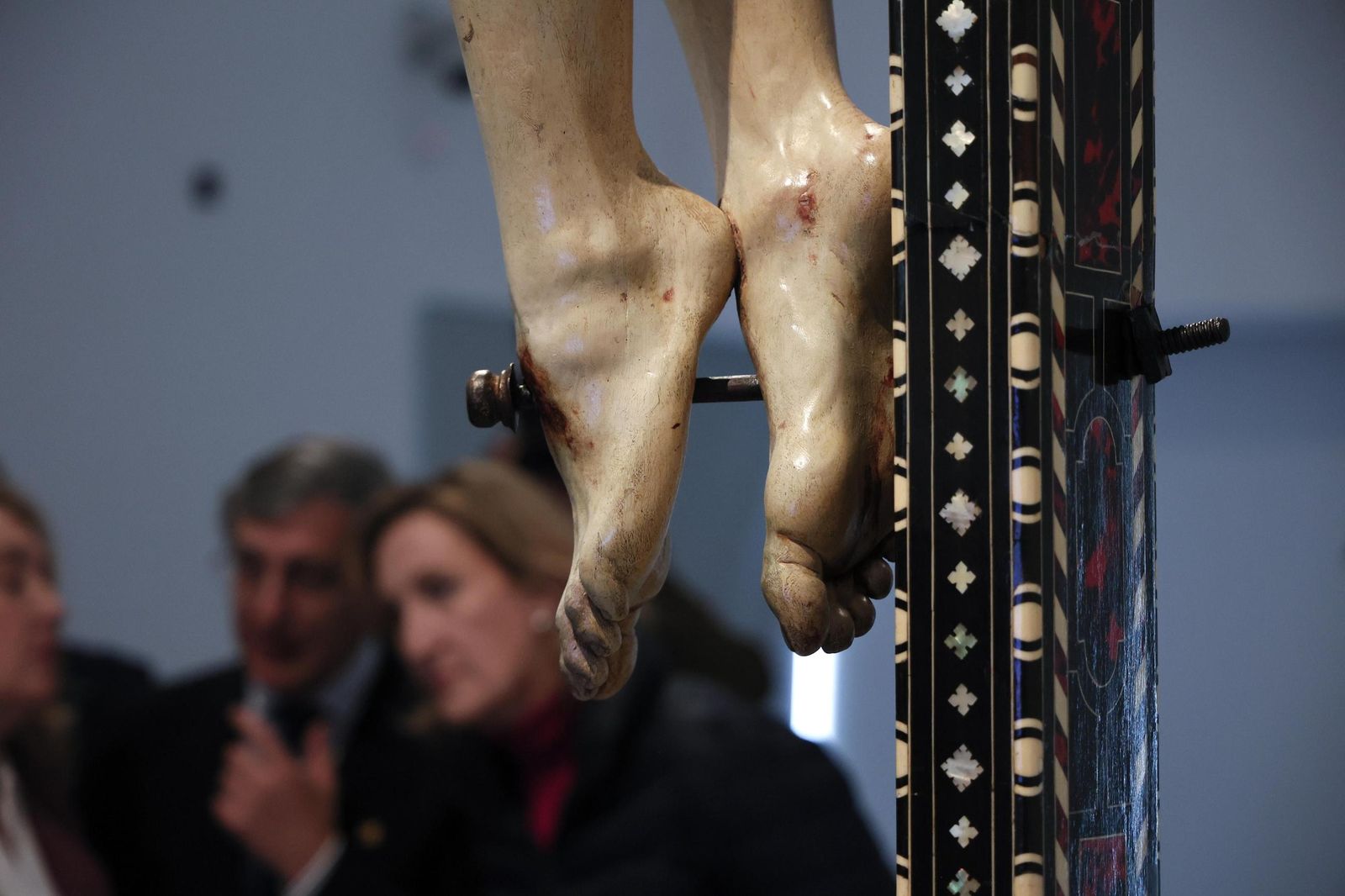 Imágenes de la presentación de la restauración del Cristo de la Misericordia de Granada.