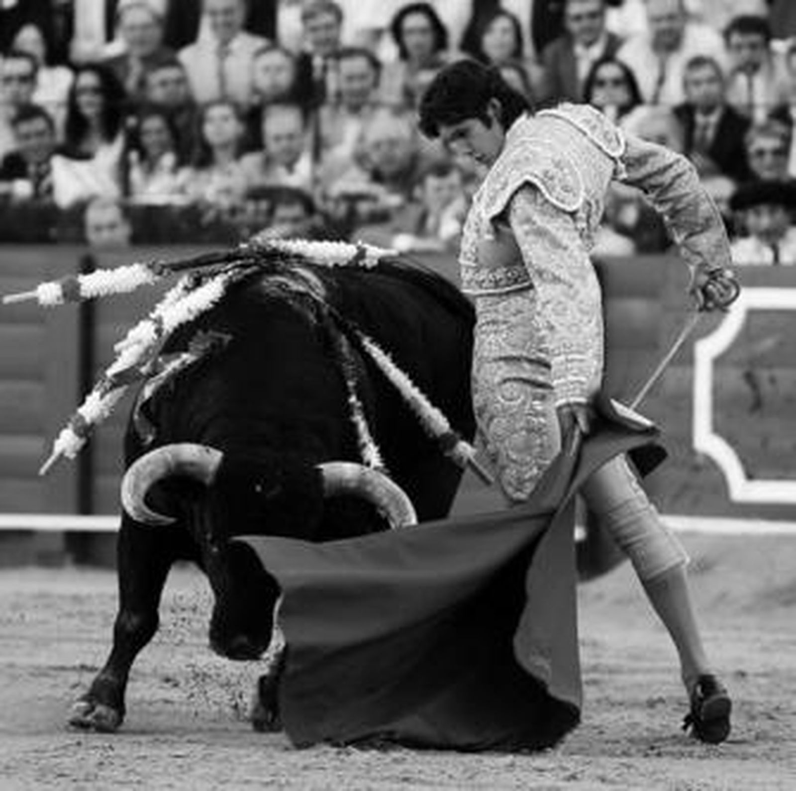Sebastián Castella, en un recorte precioso con la zurda, en el torero comienzo de faena al segundo toro, primero de su lote.