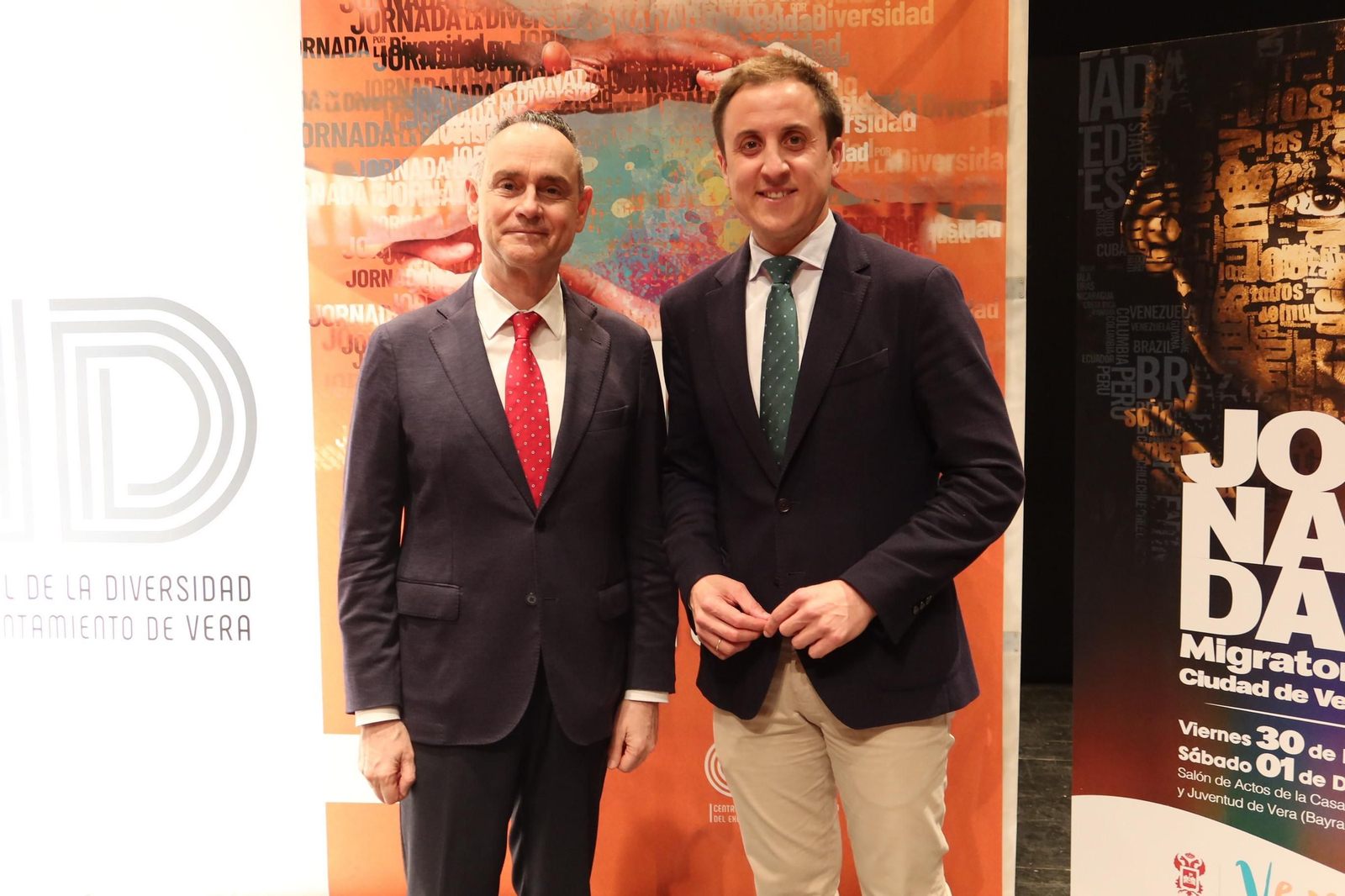 El alcalde de Vera junto al experto en geopolítica, anoche.