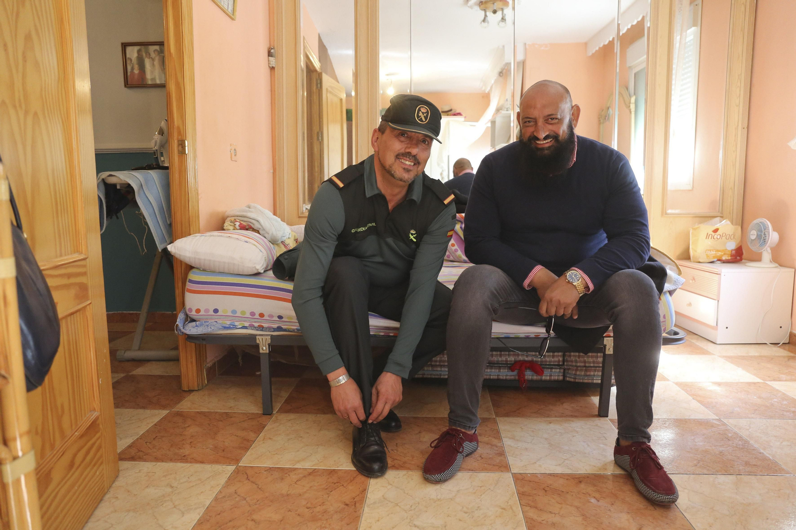 Las fotos del guardia civil gitano recorriendo La Palmilla