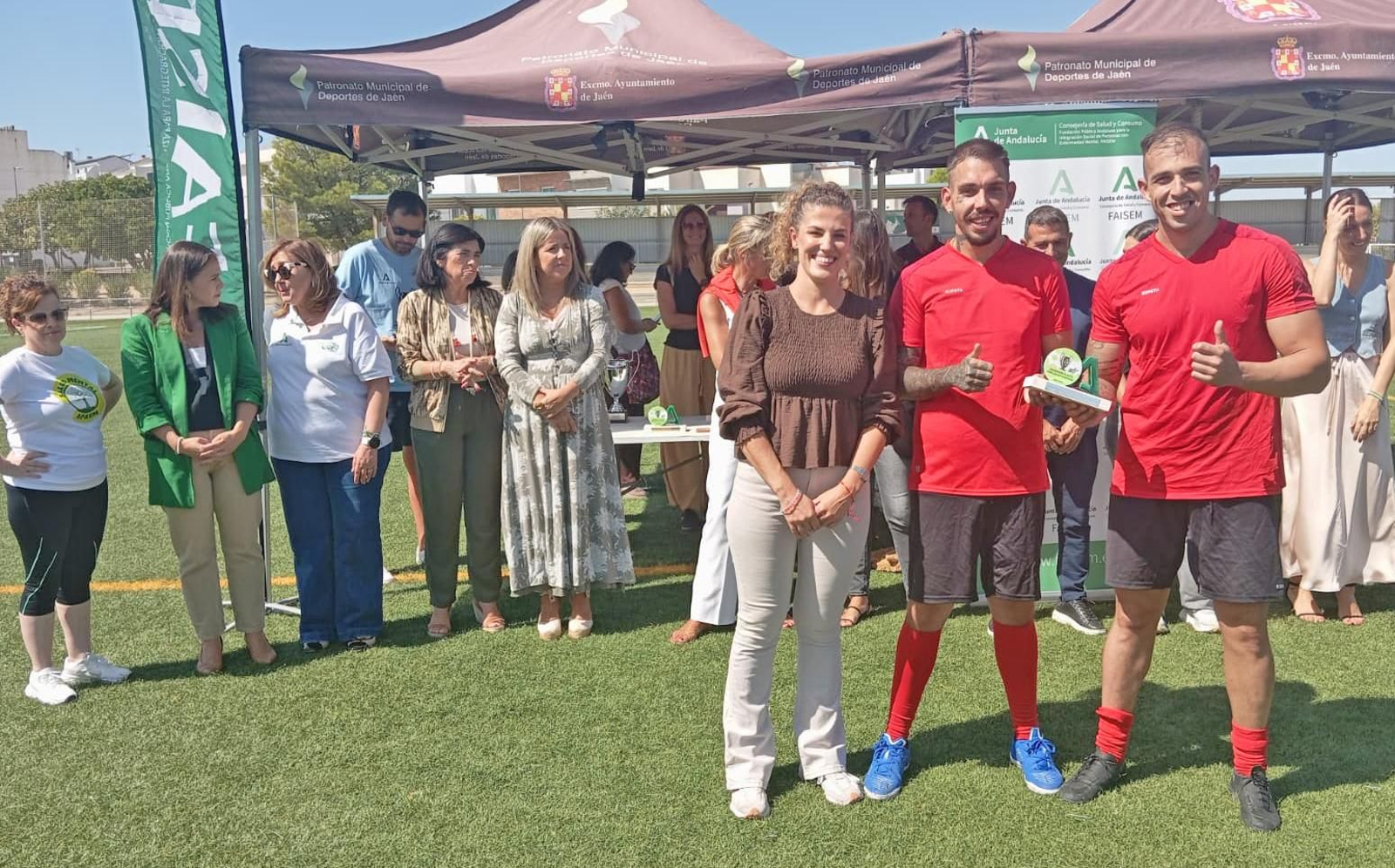 Beatriz López entrega uno de los premios de la jornada.