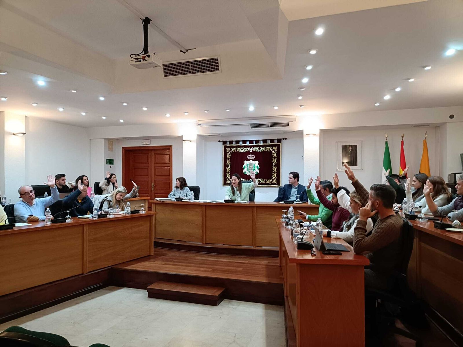 Pleno extraordinario de la corporación de Los Barrios celebrado este lunes.