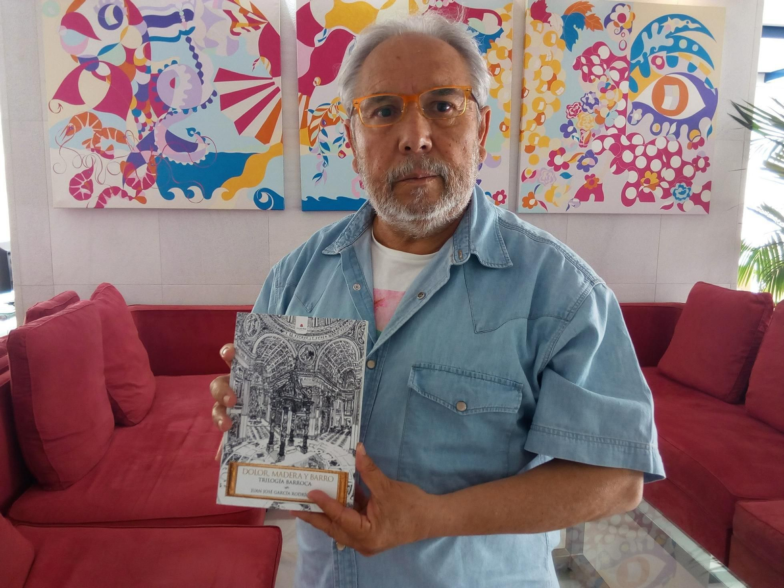 Juan José García Rodríguez, mostrando un ejemplar de su nuevo libro.