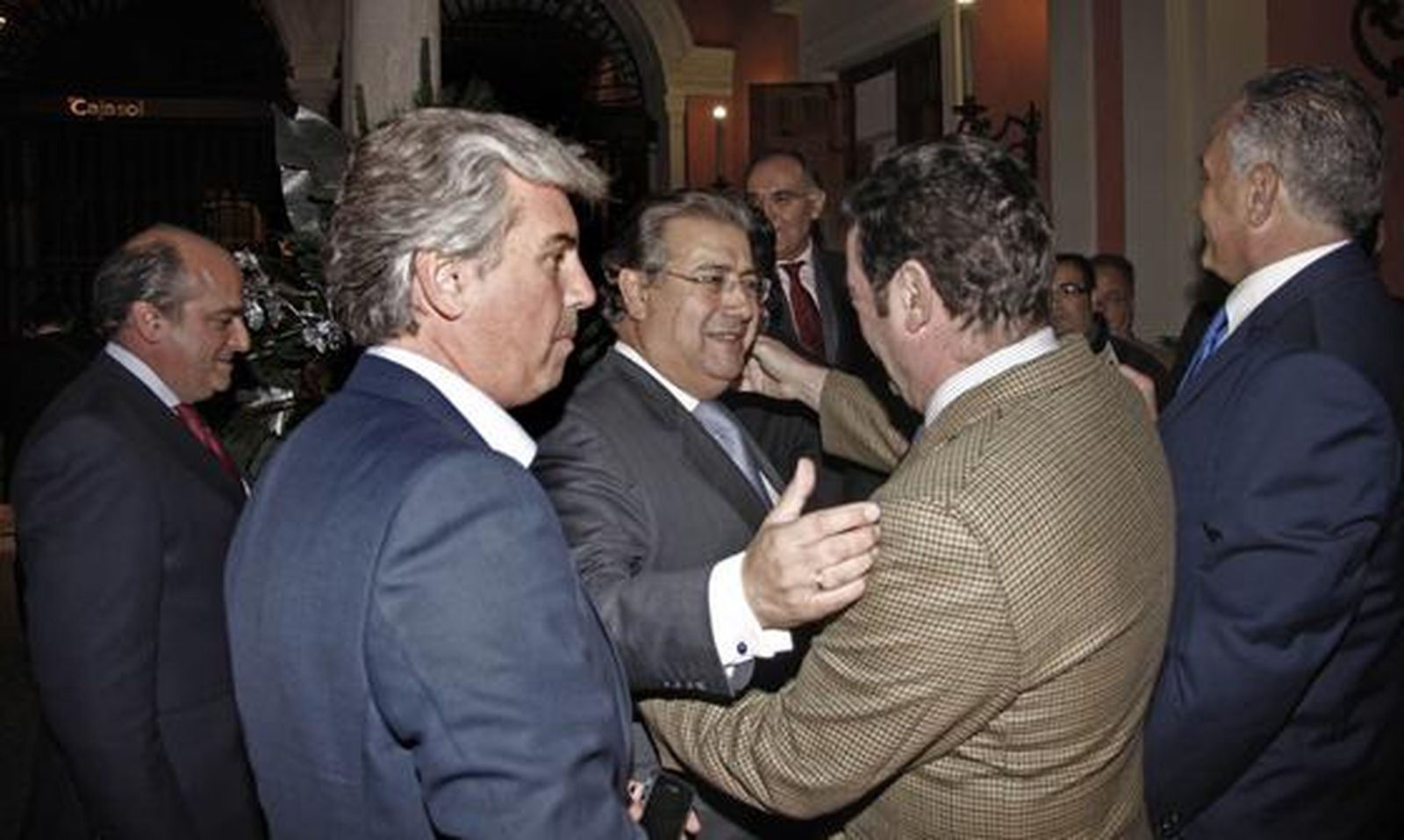 El alcalde de Sevilla saluda a los asistentes.

Foto: B. Vargas