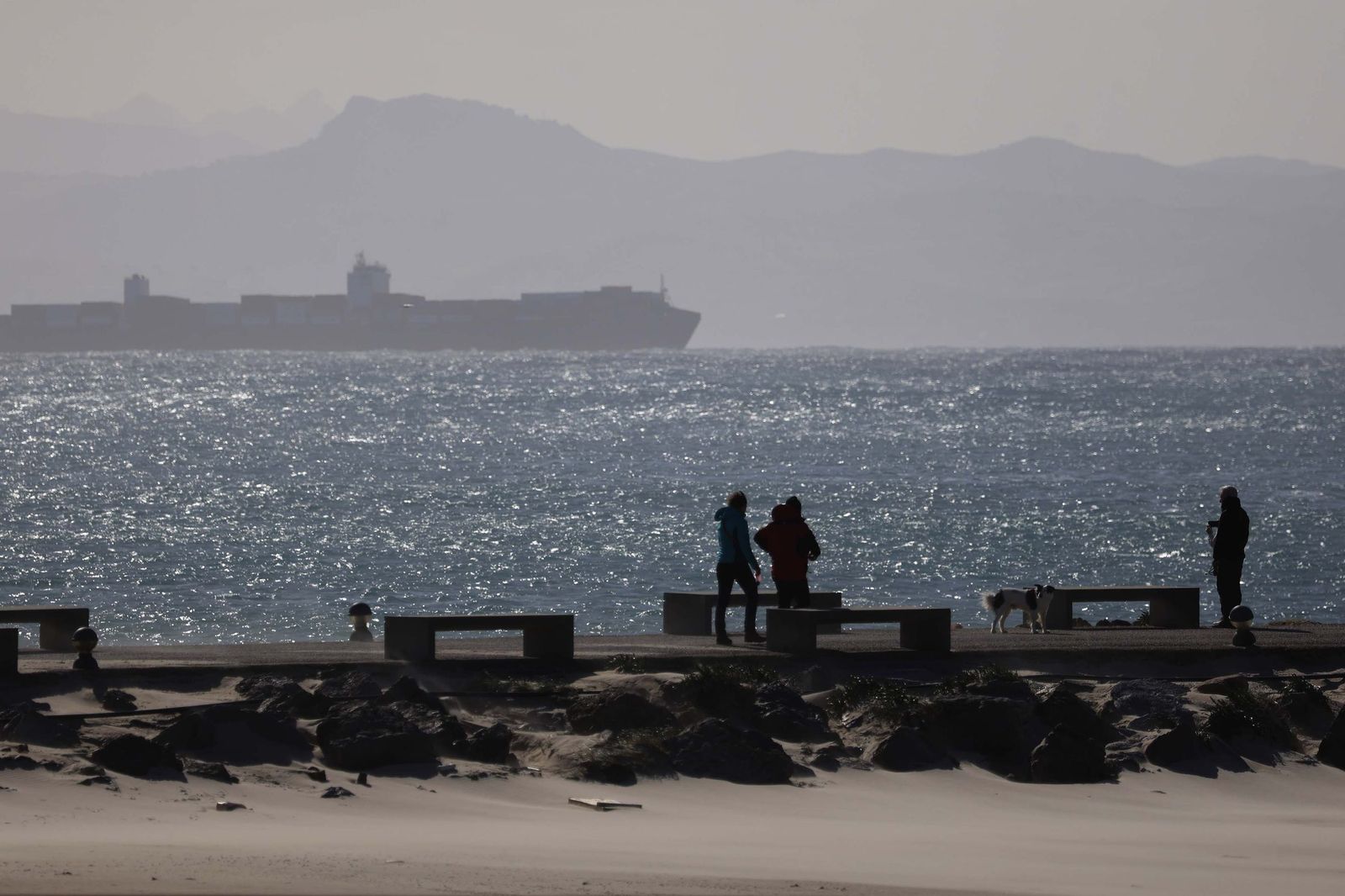 Las fotografías del paseo marítimo de Los Lances tras la borrasca Oriana