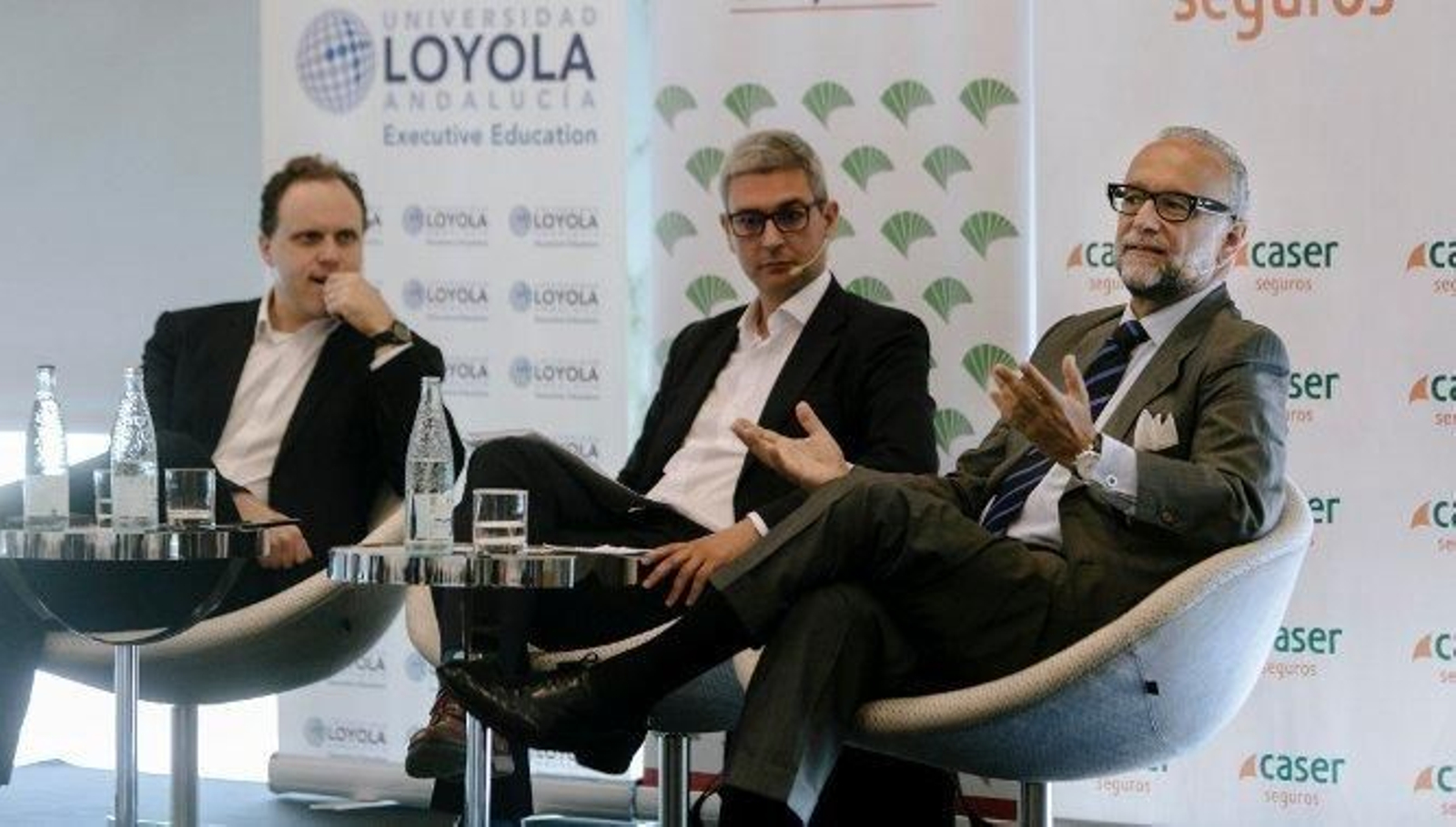 Daniel Lacalle (i), el moderador, y José María O'Kean, ayer en Cádiz durante su intervención en el foro Diálogos para el Desarrollo. Daniel Lacalle (i), el moderador, y José María O'Kean, ayer en Cádiz durante su intervención en el foro Diálogos para el Desarrollo.
