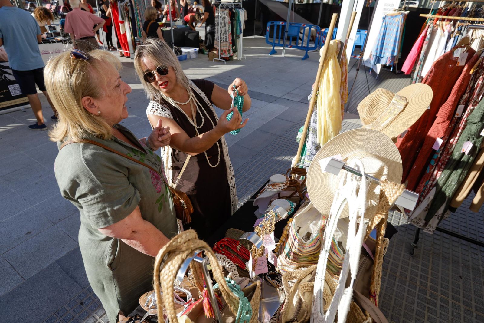 Las imágenes del mercadillo de la Noche Abierta del Comercio en Extramuros en Cádiz