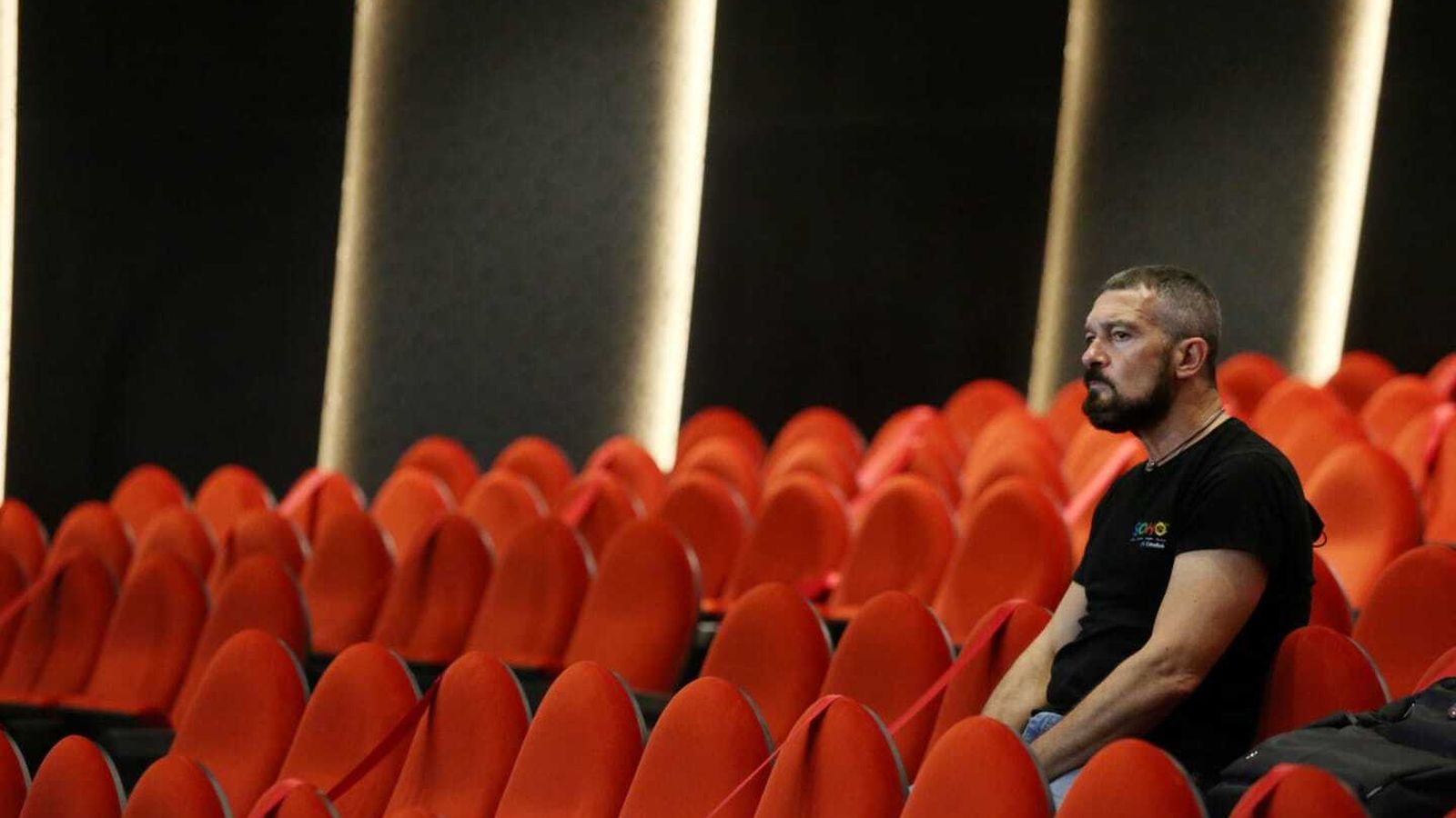 El actor sigue el ensayo en el patio de butacas.