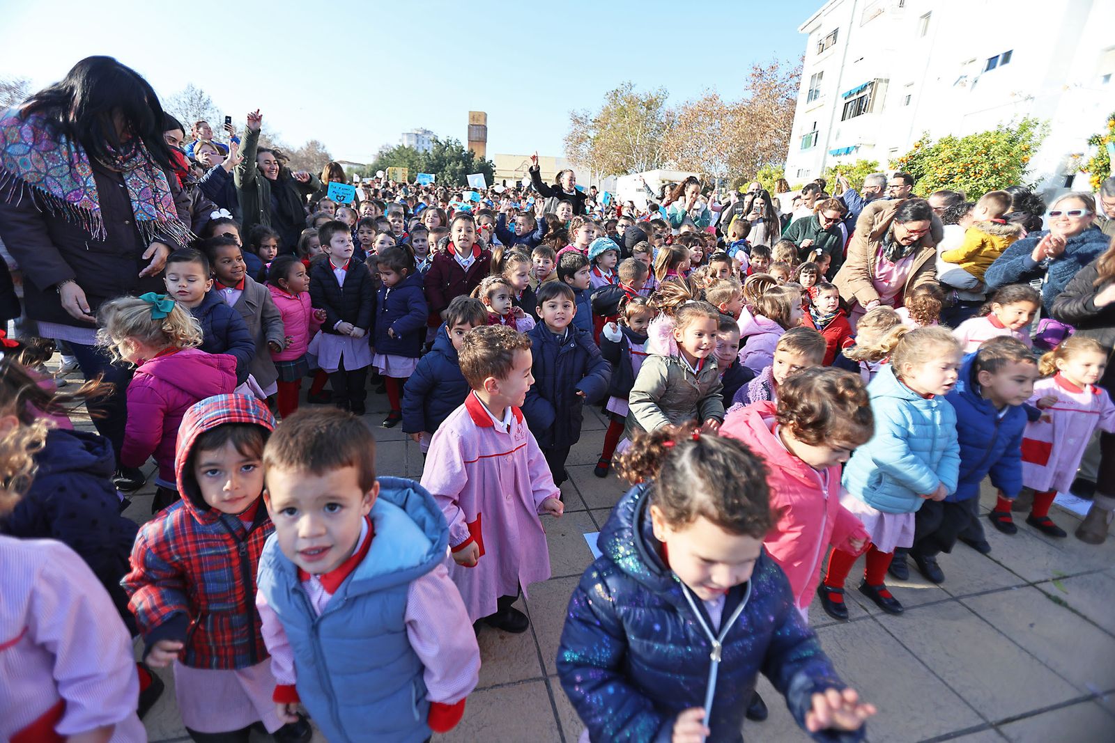 Imágenes del acto del Día a la No Violencia y la Paz del Colegio La Hispanidad