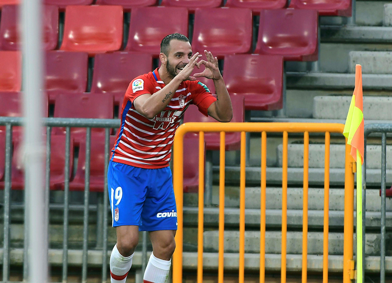 Soldado celebra un gol con el Granada