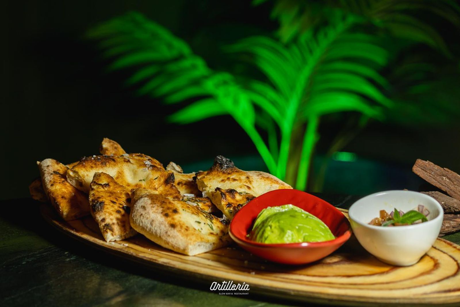 Pan de romero al horno de piedra con aguacate y picadillo de tomate.
