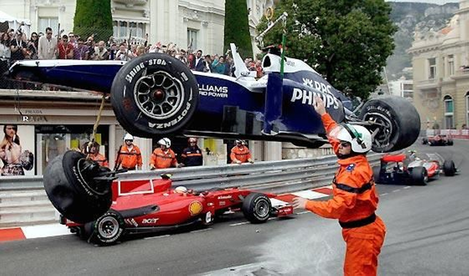 La grúa se lleva el Williams de Rubens Barrichello.

Foto: EFE
