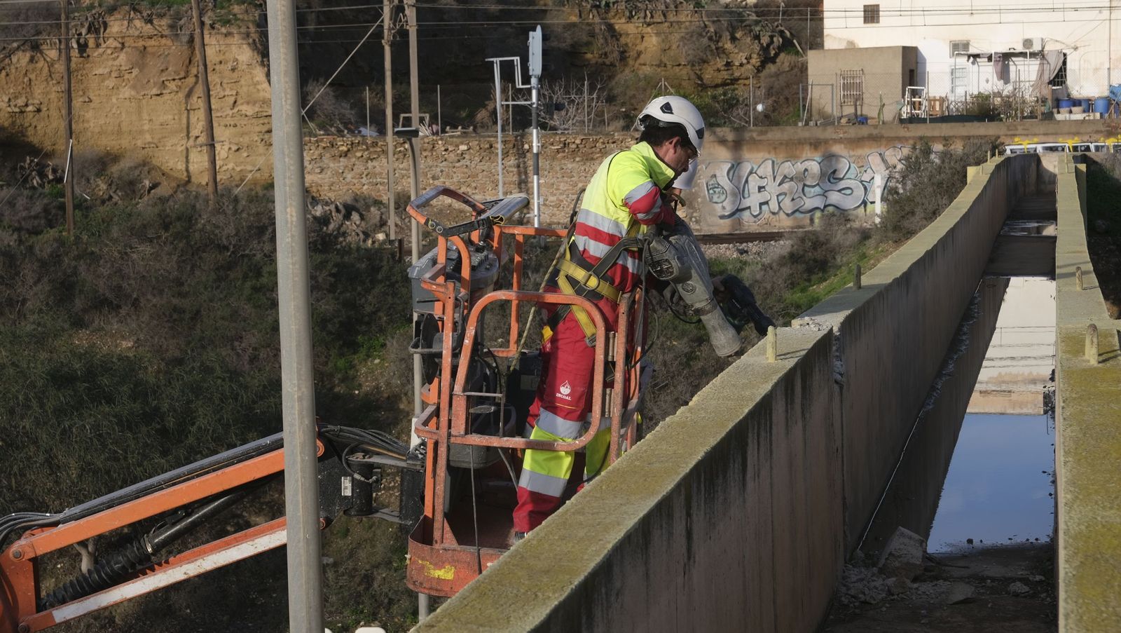 Un obrero trabaja en la demolición del acueducto de Huércal de Almería.