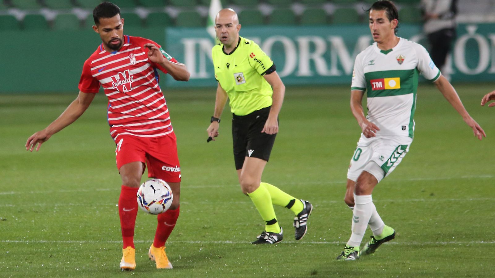 Yangel Herrera trata de controlar el esférico ante la mirada de Pere Milla.