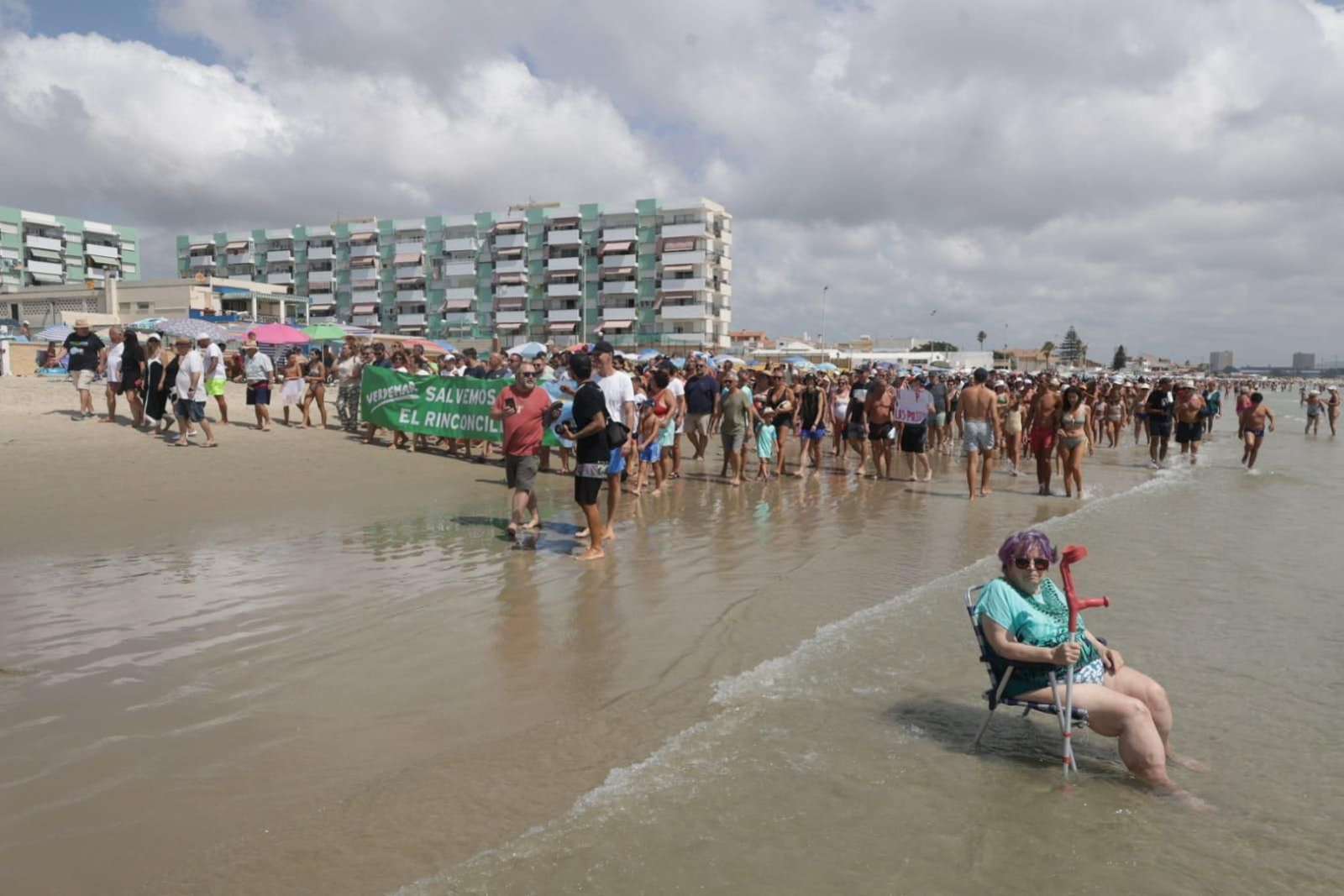Los vecinos de El Rinconcillo reclaman al Gobierno los diques para la playa