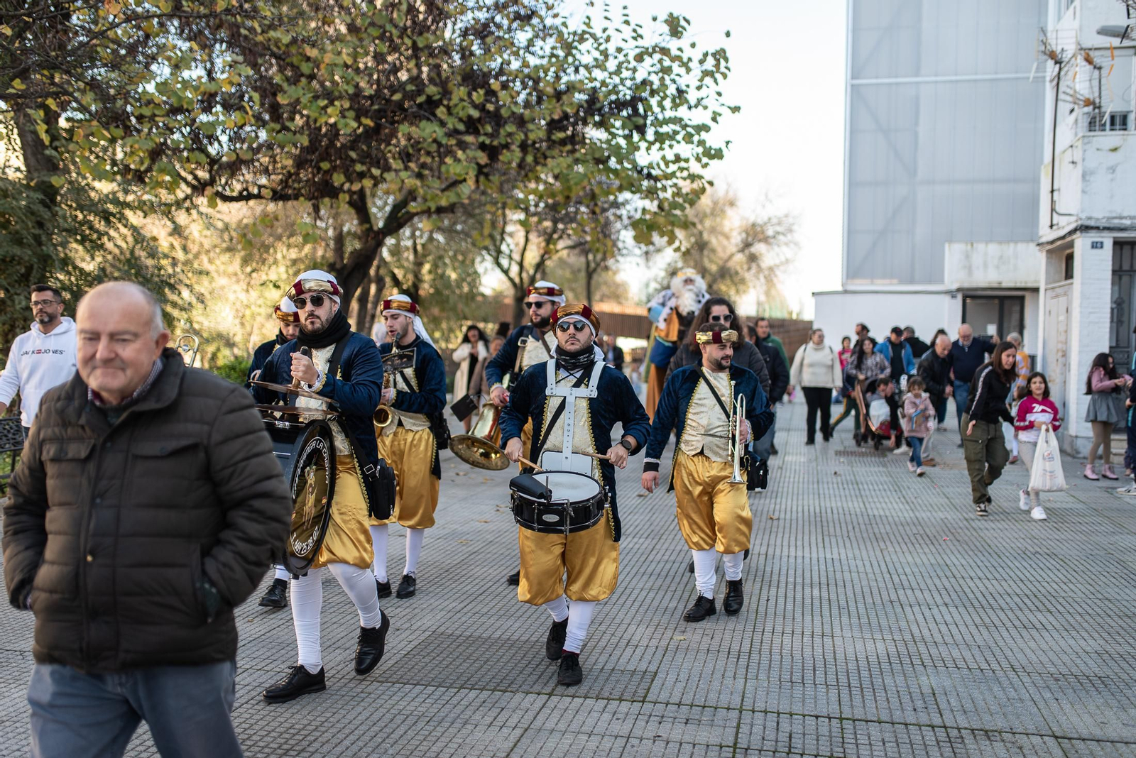 Los Reyes Magos traen la ilusión a los barrios de Huelva, en imágenes