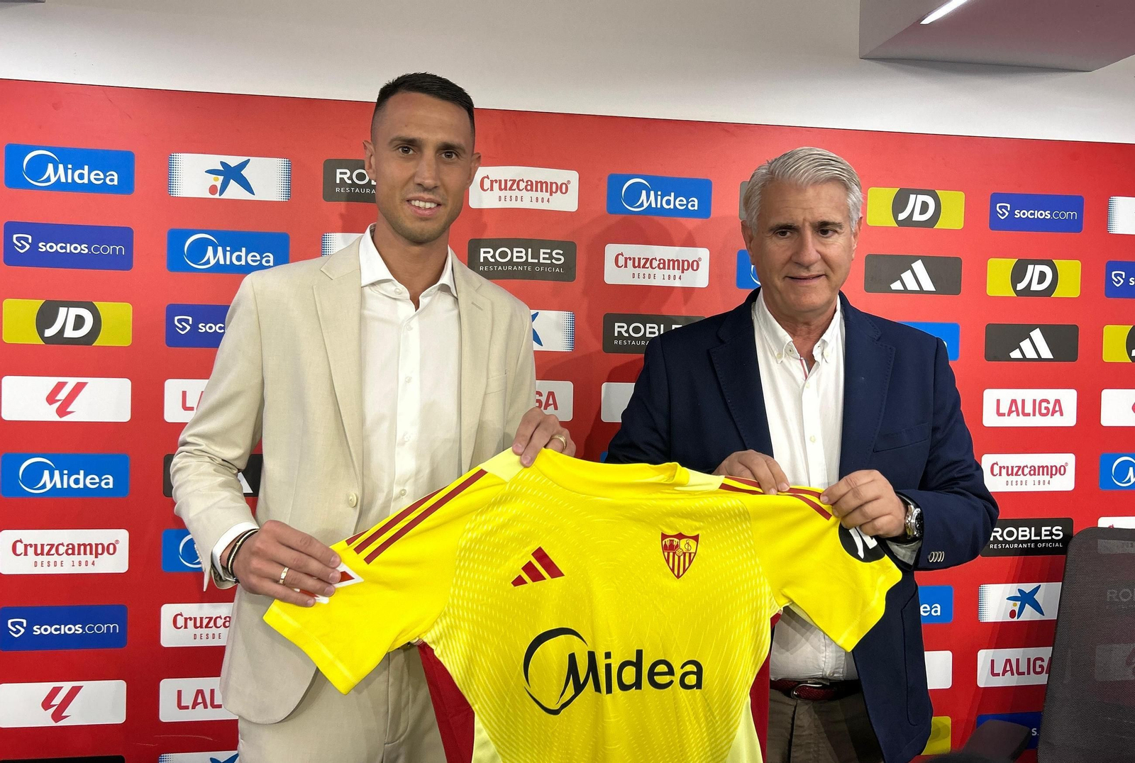 Odysseas Vlachodimos posa con la camiseta del Sevilla en su presentación.